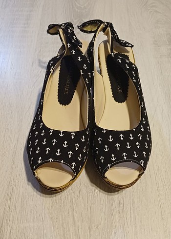 Siyah Desenli Kadın Dolgu Topuklu Ayakkabı - Görsel 3