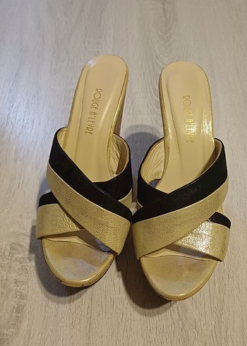 Altın Renkli Tokalı Dolgu Topuklu Kadın Terlik - Görsel 2