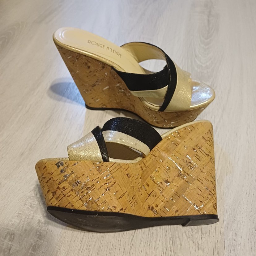 Altın Renkli Tokalı Dolgu Topuklu Kadın Terlik - Görsel 3