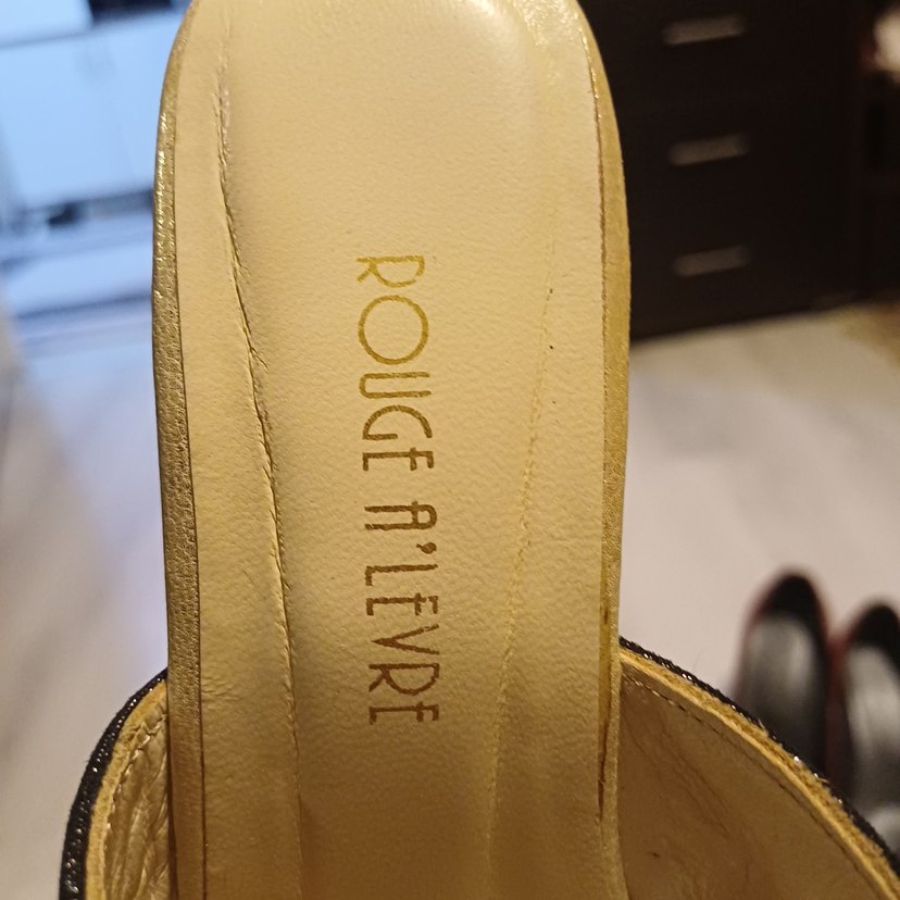 Altın Renkli Tokalı Dolgu Topuklu Kadın Terlik - Görsel 4