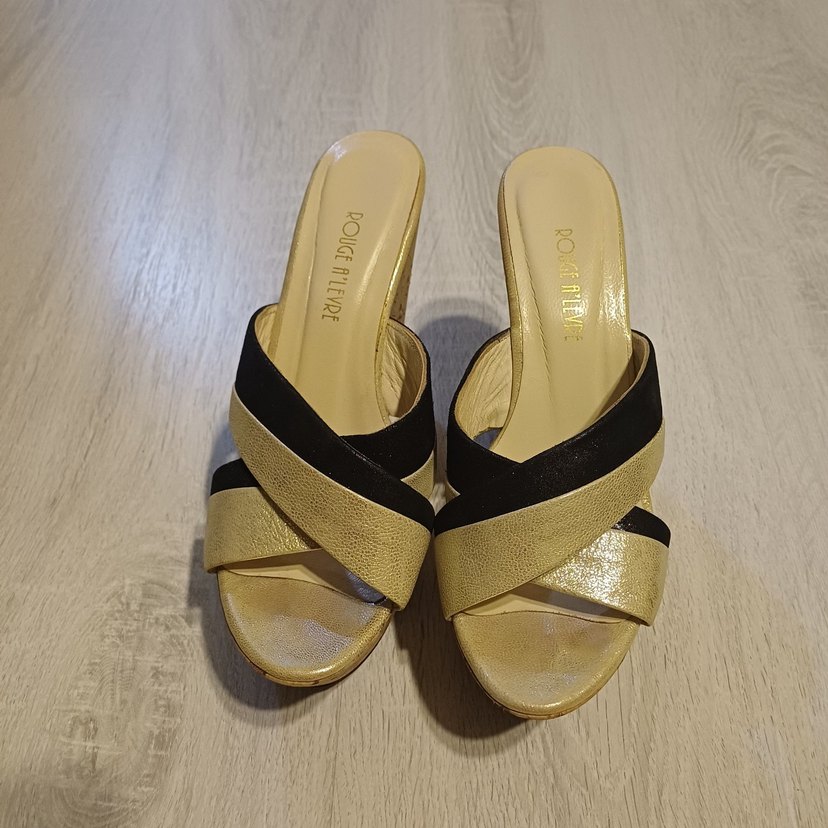 Altın Renkli Tokalı Dolgu Topuklu Kadın Terlik - Görsel 2