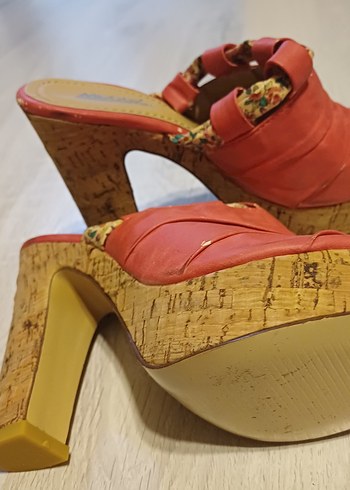 Kırmızı Yılan Desenli Dolgu Topuklu Kadın Terlik - Görsel 3