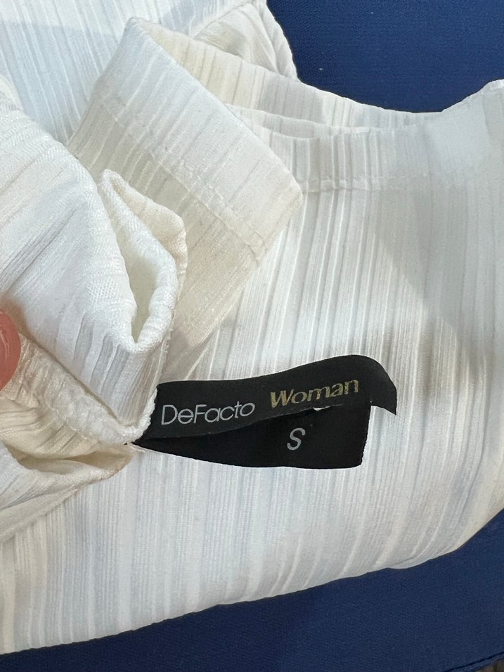 Kısa Kollu Beyaz Pliseli Keten Bluz - Görsel 2