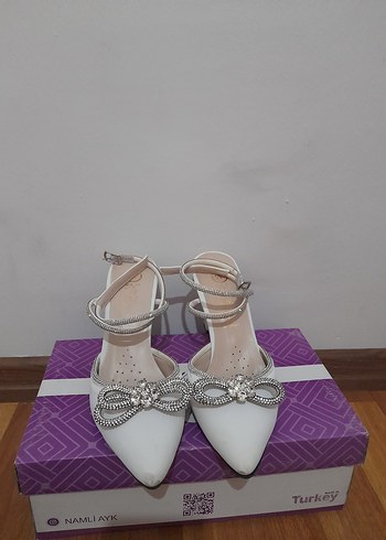 38 Beden Beyaz Tokalı Topuklu Kadın Ayakkabı