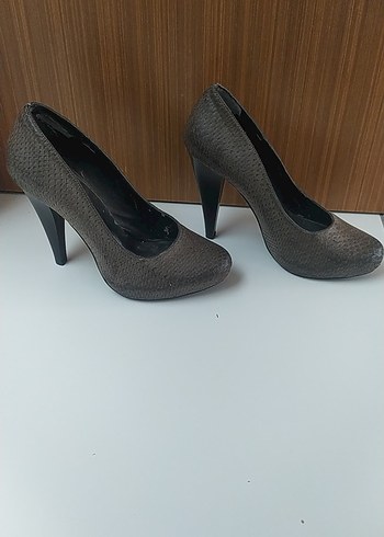 Zara Kahverengi Yılan Derisi Desenli Stiletto