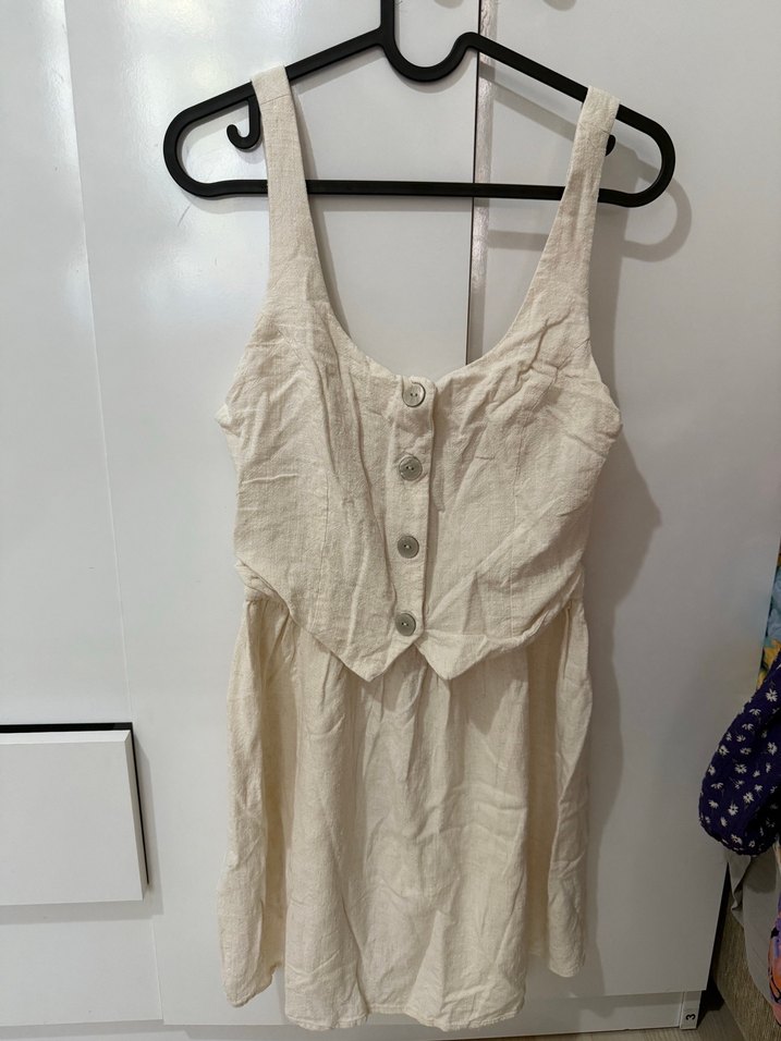 Düğmeli Bej elbise ketenimsi - Görsel 3