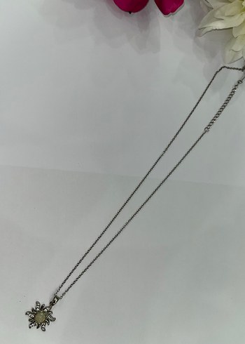 Accessorize Gri Zincirli Beyaz Çiçekli Midi Kolye