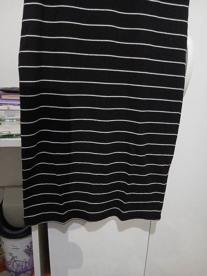 Siyah beyaz çizgili midi boy kalem elbise - Görsel 4