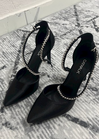 Zincir Detaylı Siyah Yılan Desenli İnce Topuklu - Görsel 2