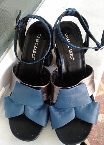 Mavi parlak ayakkabı 