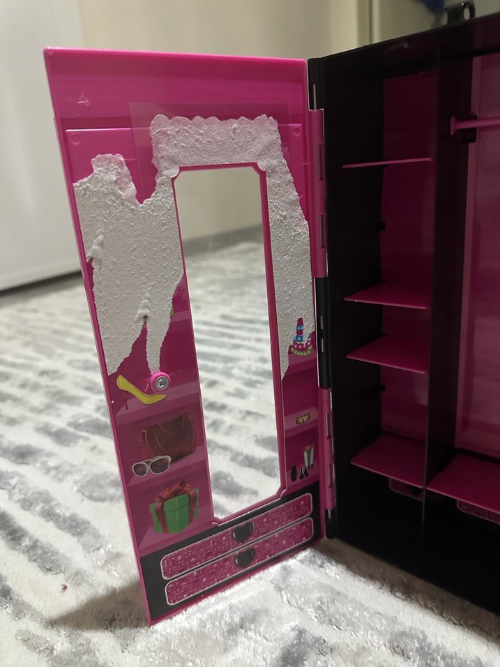 Koyu Pembe Barbie kıyafet dolabı - Görsel 3