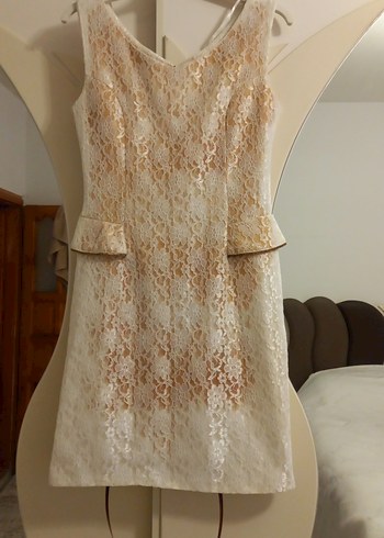 Dantel Detaylı Bej Midi Elbise