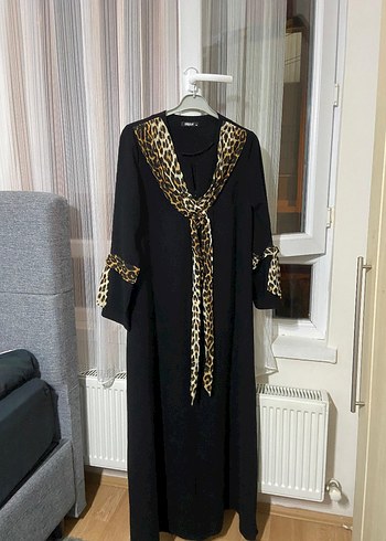 Diğer Zincir Detaylı Leopar Desenli Siyah Uzun Elbise