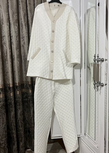 Düğmeli Beyaz Midi Kadın Takım Elbise - Görsel 3