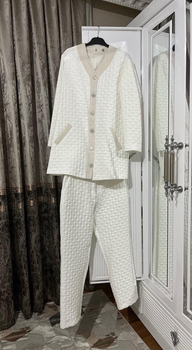 Düğmeli Beyaz Midi Kadın Takım Elbise - Görsel 3