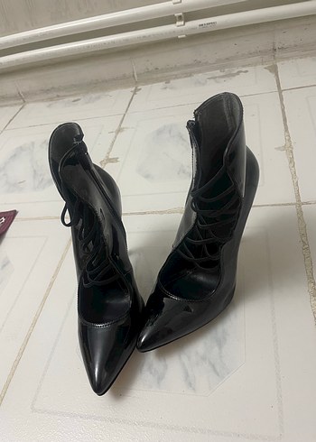 37,5 Beden Siyah Rugan Bağcıklı Stiletto Topuklu Bot