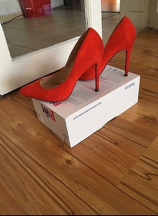 Kırmızı stiletto 