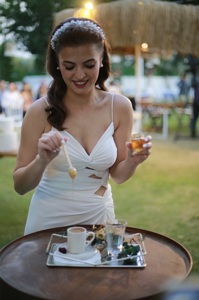 Beyaz Halter Yaka Strappy Gelinlik - Görsel 3