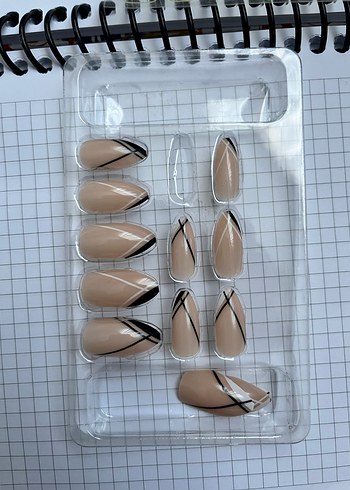 Bej Renkli Çizgili Takma Tırnak Seti - Görsel 3