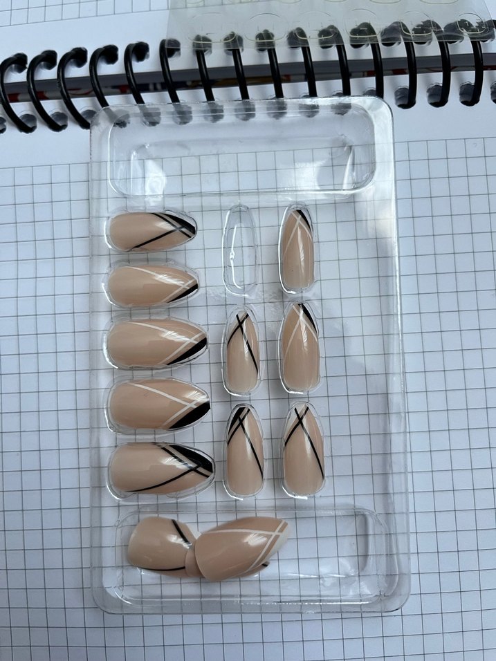 Bej Renkli Çizgili Takma Tırnak Seti - Görsel 2