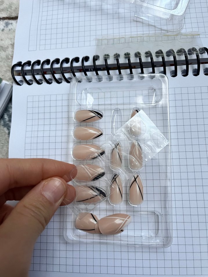 Bej Renkli Çizgili Takma Tırnak Seti - Görsel 4