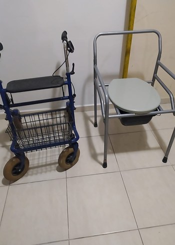 Mavi Yetişkin Yürüteci ve Gri Portatif Tuvalet