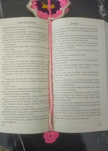 Pembe Çiçekli Kitap Ayracı