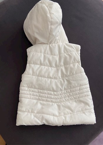 Kız Çocuk Beyaz Kürklü Kapüşonlu Yelek - Görsel 2
