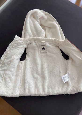 Kız Çocuk Beyaz Kürklü Kapüşonlu Yelek - Görsel 4