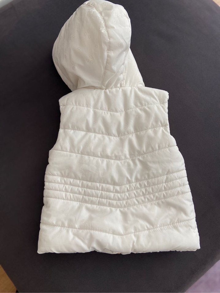 Kız Çocuk Beyaz Kürklü Kapüşonlu Yelek - Görsel 2