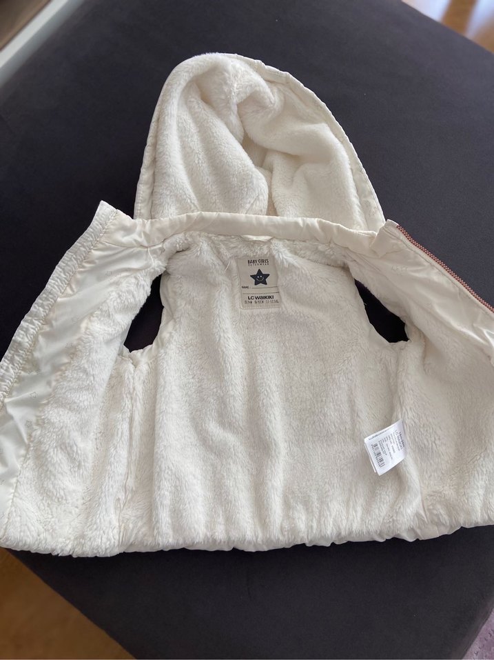 Kız Çocuk Beyaz Kürklü Kapüşonlu Yelek - Görsel 4