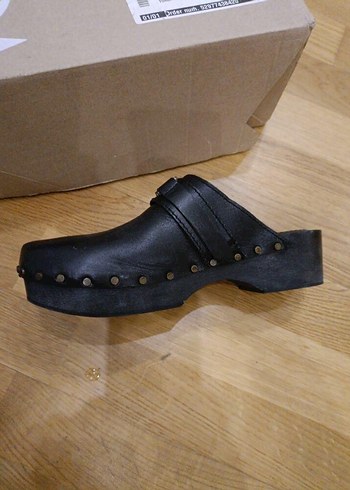 Zara Kadın Siyah Deri Tokalı Topuklu Terlik Zara