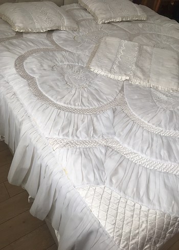 Nakışlı Beyaz Parlak Yatak Örtüsü - Görsel 2