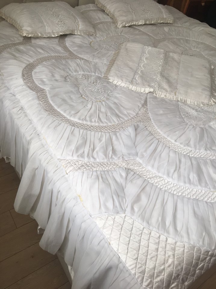Nakışlı Beyaz Parlak Yatak Örtüsü - Görsel 2