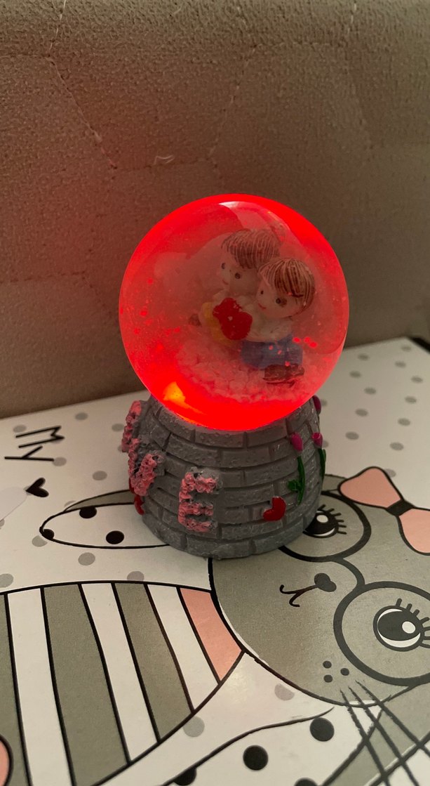 Renkli Kız ve Erkek Figürlü Kar Küresi - Görsel 2