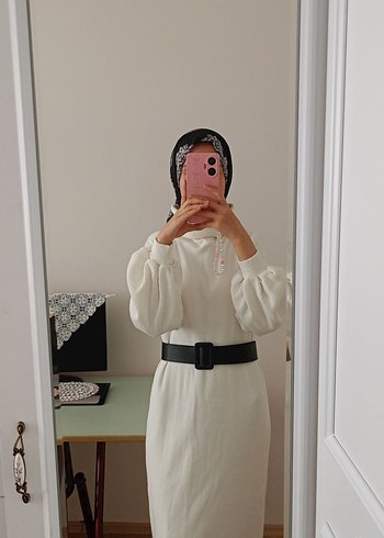 Beyaz Boğazlı Kemerli Uzun Kadın Tesettür Triko Elbise - Görsel 3