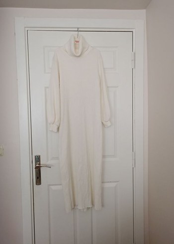 Beyaz Boğazlı Kemerli Uzun Kadın Tesettür Triko Elbise - Görsel 2