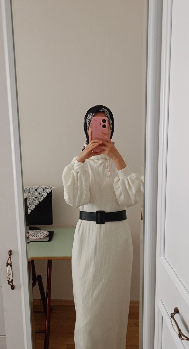 Beyaz Boğazlı Kemerli Uzun Kadın Tesettür Triko Elbise - Görsel 3