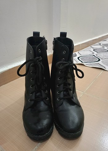 Siyah Deri Bağcıklı Kadın Bot - Görsel 5