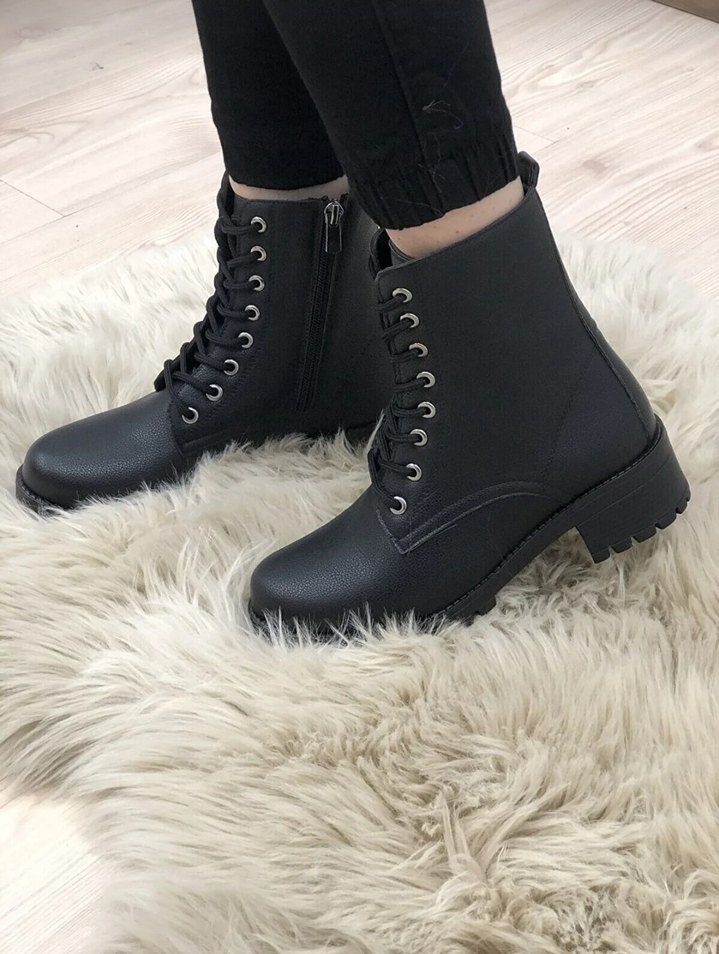 Siyah Deri Bağcıklı Kadın Bot - Görsel 2