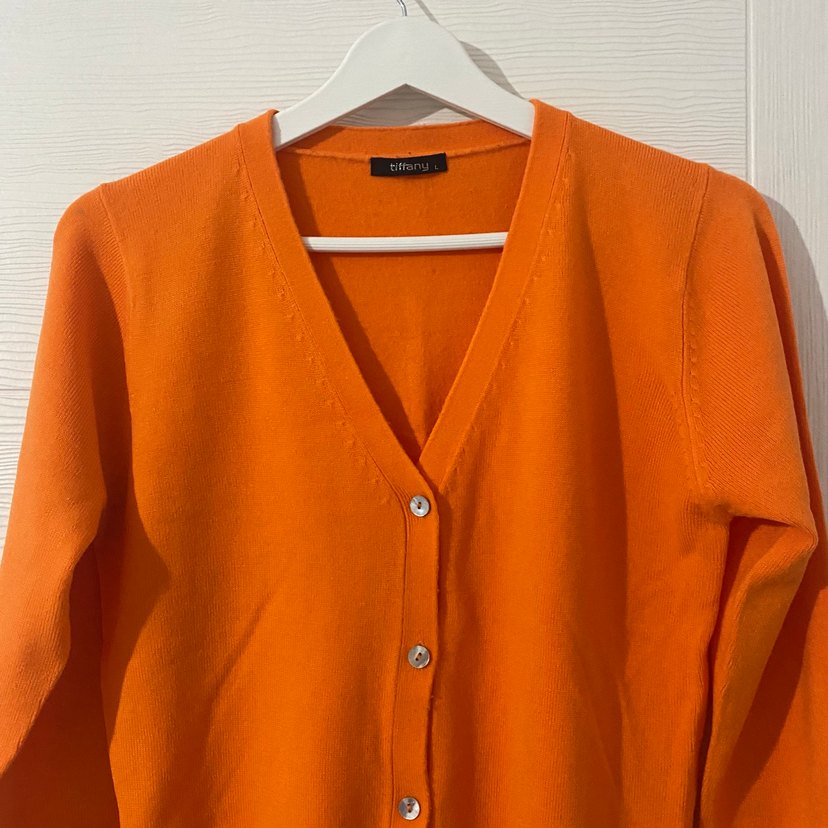 Turuncu Düğmeli V Yaka Kadın Hırka - Görsel 2