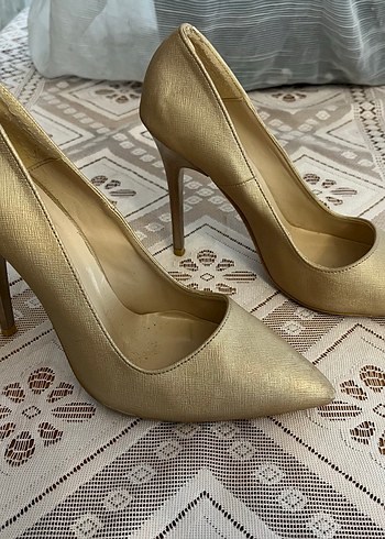 Altın Rengi Parlak Yılan Desenli Stiletto