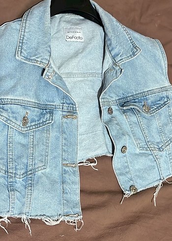 Düğmeli Kolsuz Mavi Mini Denim Ceket