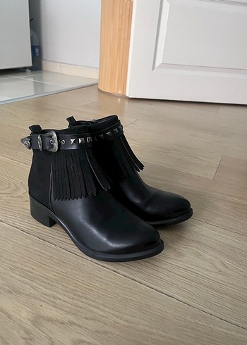 Püsküllü Tokalı Siyah Deri Bot