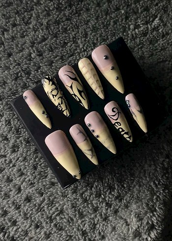 Siyah ve Krem Renkli Uzun Takma tırnak seti - Görsel 2