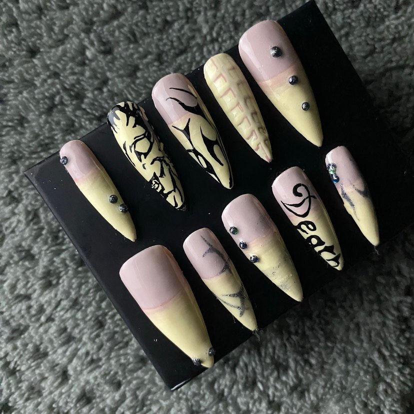 Siyah ve Krem Renkli Uzun Takma tırnak seti - Görsel 5