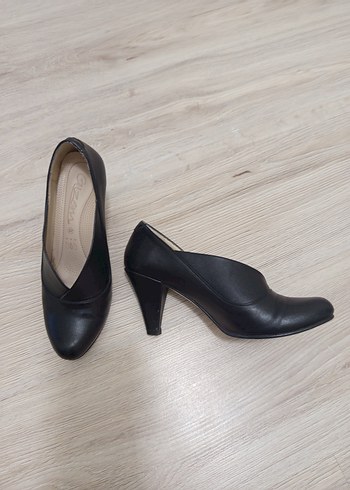 Klasik Siyah Tokalı Stiletto