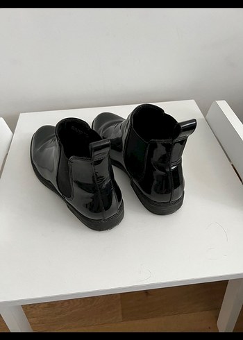 Siyah Rugan Kadın Bot - Görsel 2