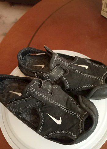 Nike Erkek Çocuk Siyah Kaydırmaz Kemerli Terlik sandalet