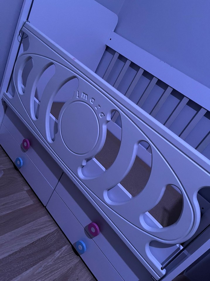 Beyaz ve Gri Bebek Beşiği - Görsel 2